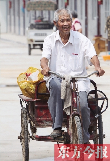 83歲的胡新有老人每天下午都騎著三輪車出門撿廢品，換的錢都捐了出去