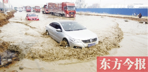 昨日的水坑現(xiàn)場，“坑車”的情況仍在繼續(xù)上演