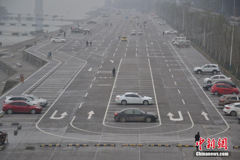 四川瀘州現(xiàn)最霸氣停車場 堪比飛機(jī)跑道