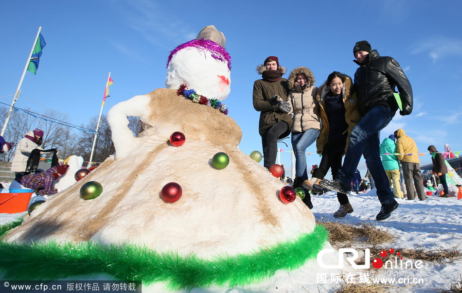 莫斯科舉辦堆雪人比賽 各式造型創(chuàng)意十足