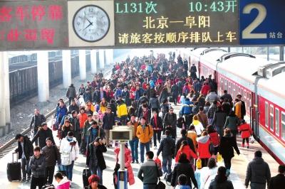 昨天，由北京開出的列車途經安徽亳州火車站，大量旅客回到家鄉(xiāng)