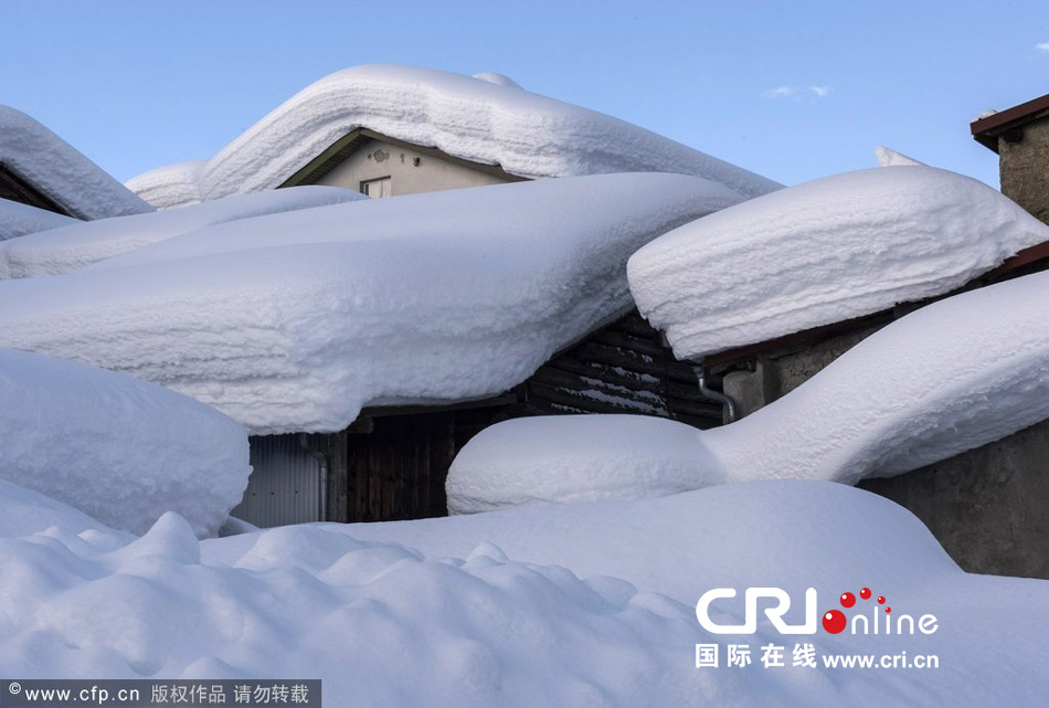 瑞士村莊房頂堆滿積雪 宛如童話世界