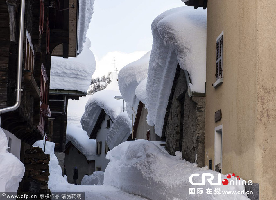 瑞士村莊房頂堆滿積雪 宛如童話世界