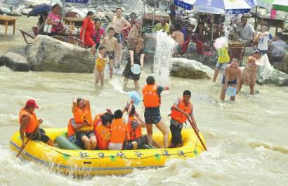 四川高溫38.8 水中打麻將避暑