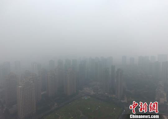  1月5日，重慶主城上空一片灰蒙蒙。