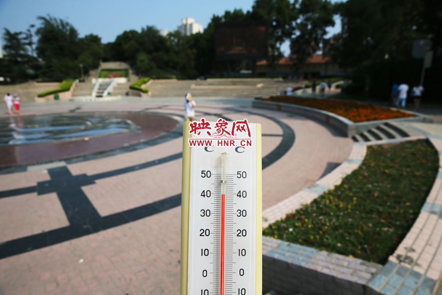 7月8日下午，紫荊山公園氣溫為39度（溫度計懸空測量），相比人防納涼處高14度。