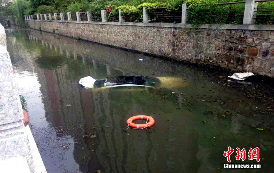 江蘇無錫一汽車沖進河道 女司機爬窗逃生