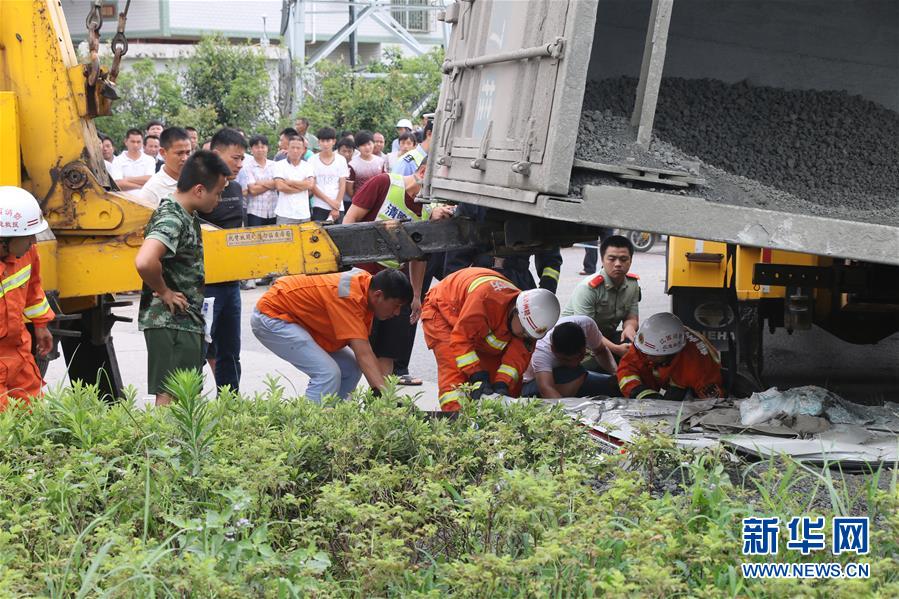 江西會(huì)昌一大貨車側(cè)翻 壓扁小車致6人死亡