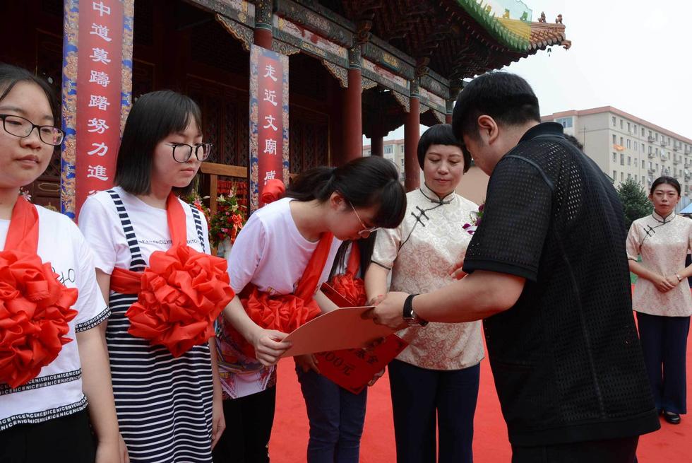 吉林高考狀元走紅毯過狀元橋拜孔子領(lǐng)獎(jiǎng)金