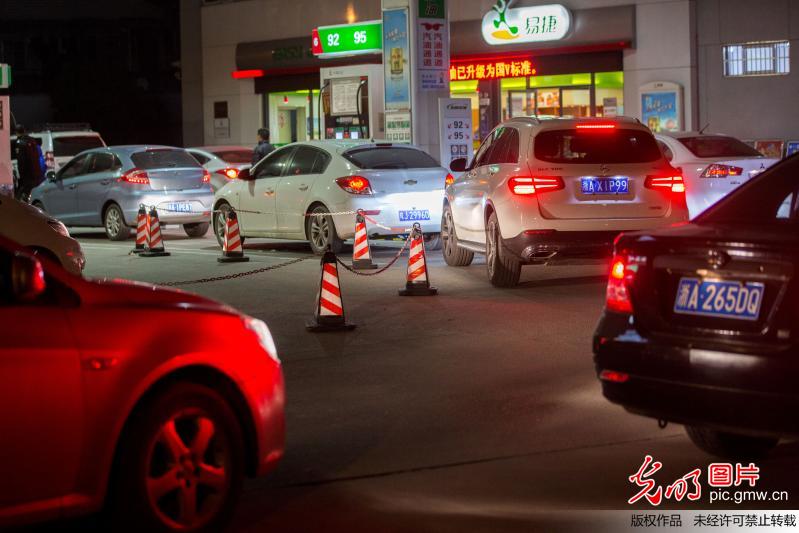 油價創(chuàng)四年來最大漲幅 杭州車主深夜排長隊加油