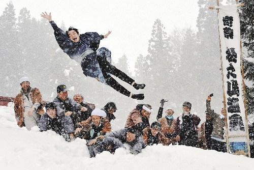 新婚男子被扔雪地里。