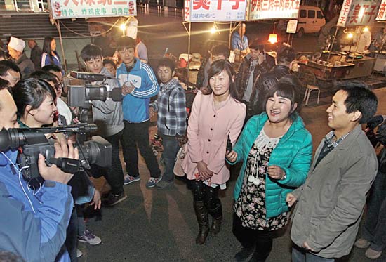 今報讀者“乖乖雁”（左）、“騎士牛仔”（右）和香香一起錄制《香香美食》