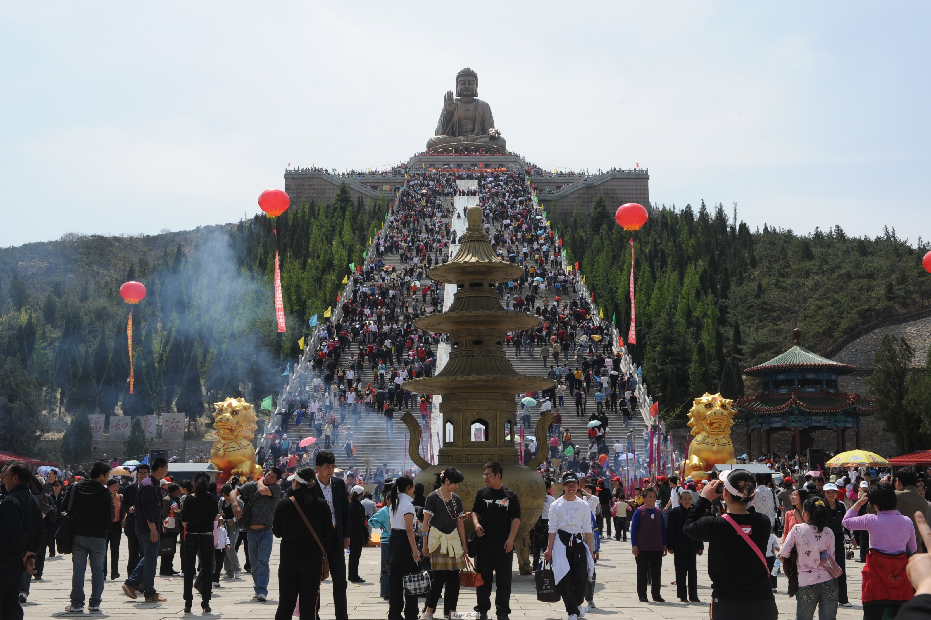 　　“高蹺秧歌扭動南山 ‘非遺盛宴’點亮廟會”——2013年南山春季廟會全面啟動