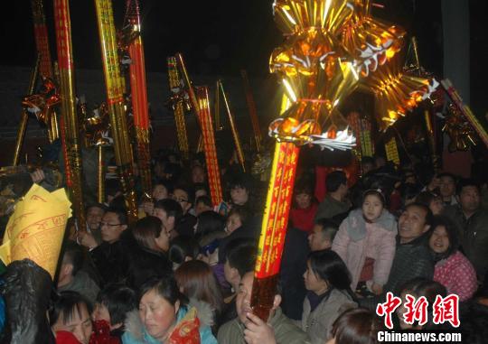 河南淮陽萬人連夜排隊(duì)爭燒新年頭炷香為家人祈福